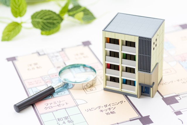マンションの模型と間取り図