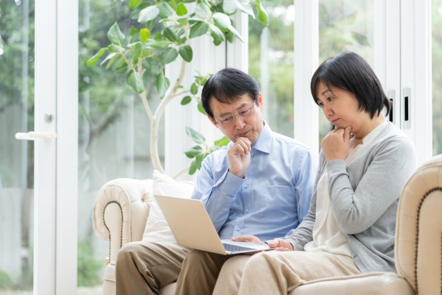 依頼する不動産会社を選択する夫婦