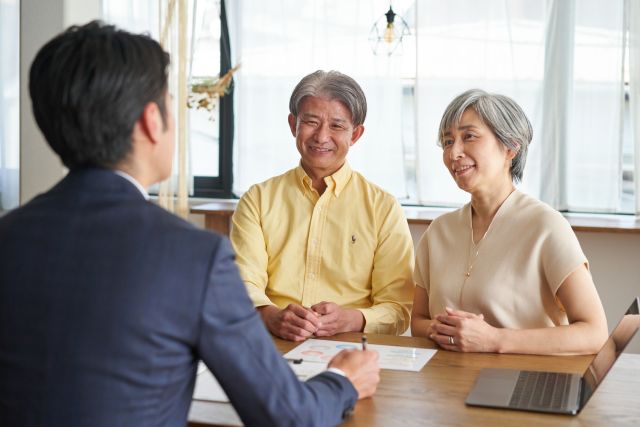終活における不動産売却を相談中のシニア