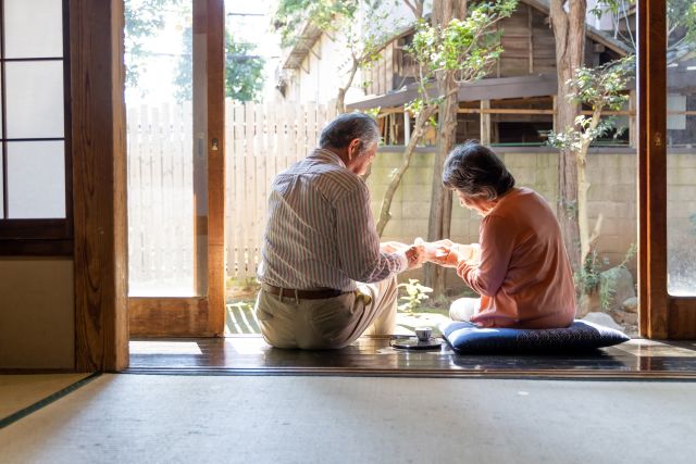 売却する予定の家でくつろぐシニア夫婦