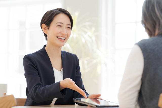 笑顔で対応する不動産会社の担当