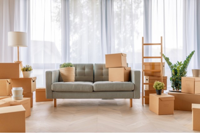 家具付き賃貸に置かれた引越し荷物