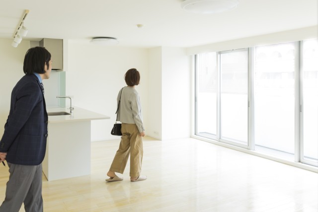 賃貸物件の内見をする人