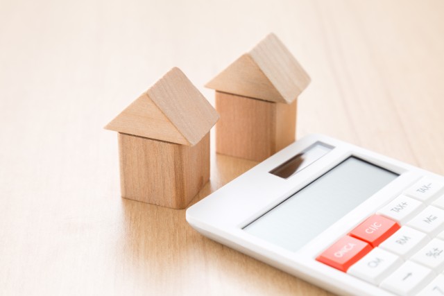 家の模型と電卓