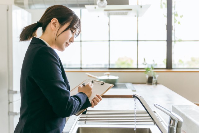 家の訪問査定をする人