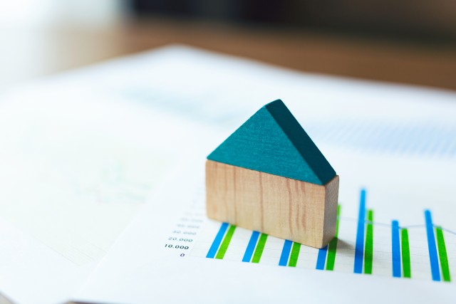家の模型とグラフ
