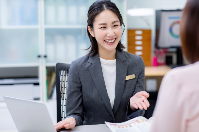 窓口で対応する不動産会社の営業担当者