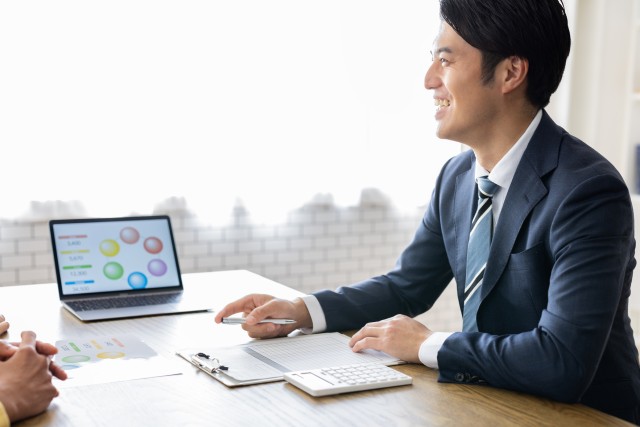 顧客対応する不動産会社の営業担当者