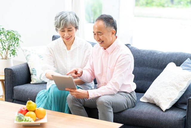 土地の査定について調べる夫婦