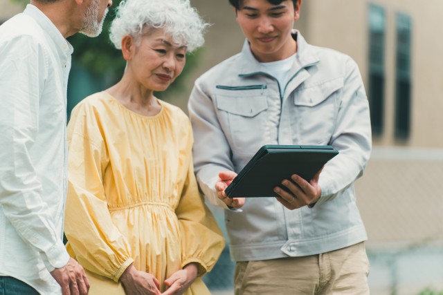 土地の査定を受ける人