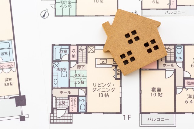 一戸建ての模型と間取りの図面