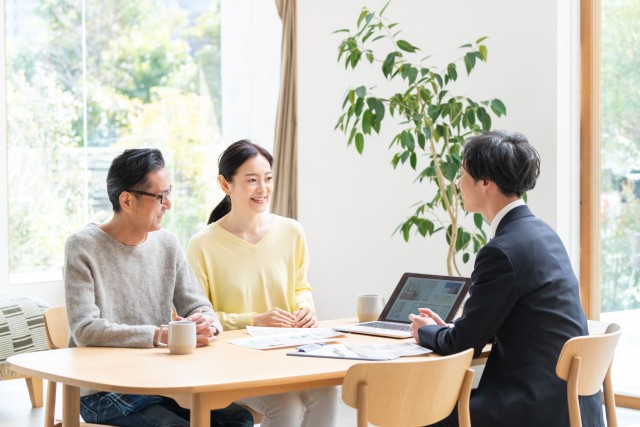 不動産会社の担当者と話す夫婦
