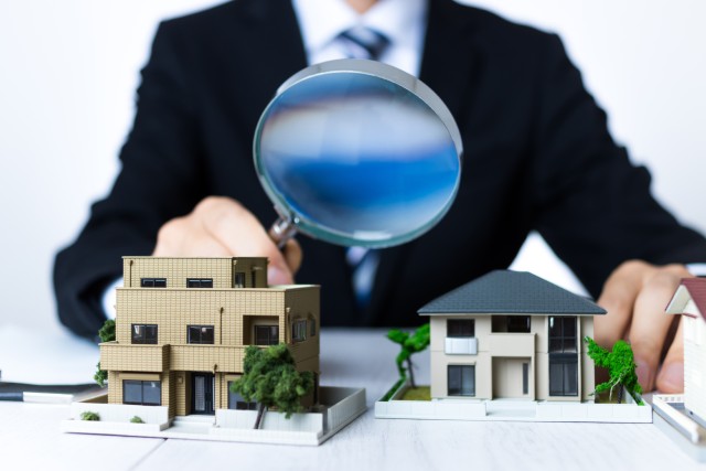 マンションの机上査定を行う様子