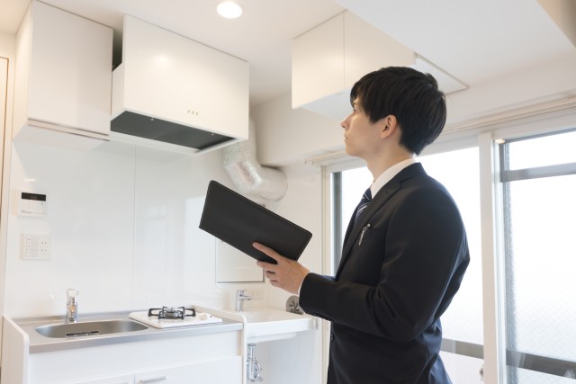 マンションの査定を行う人