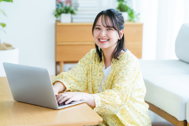 実勢価格を調べる女性