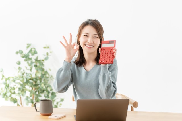 土地価格を算定する女性