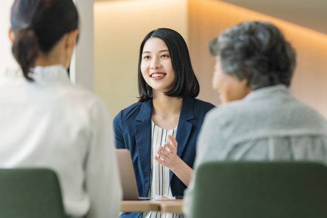 土地価格を専門家に相談する人