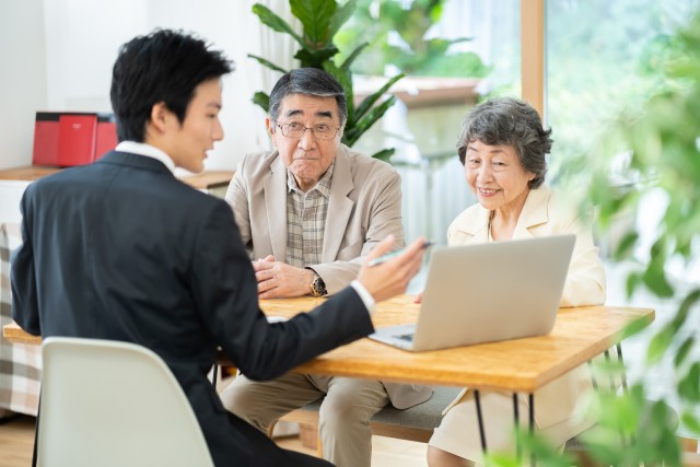 支出を見直す老夫婦