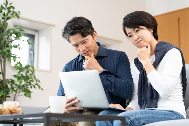 老後の資金を調べるミドル夫婦