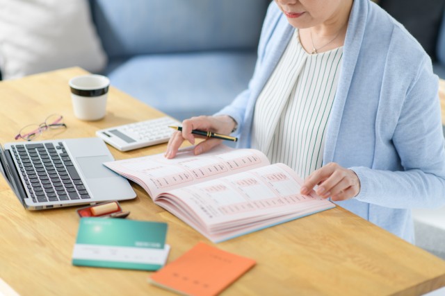 家計簿をつけるシニア