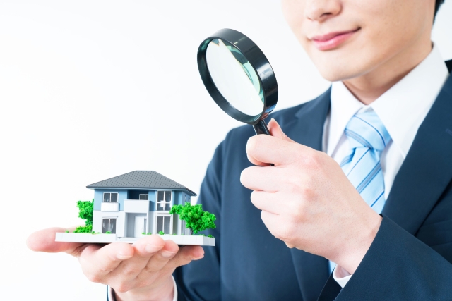 不動産の査定をする人