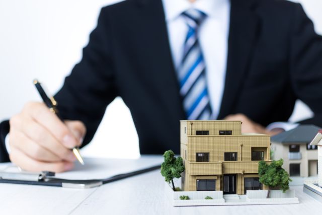 不動産の価値を算出する鑑定士