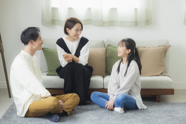 話し合う家族
