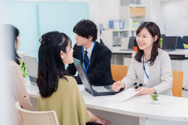 不動産会社の担当者