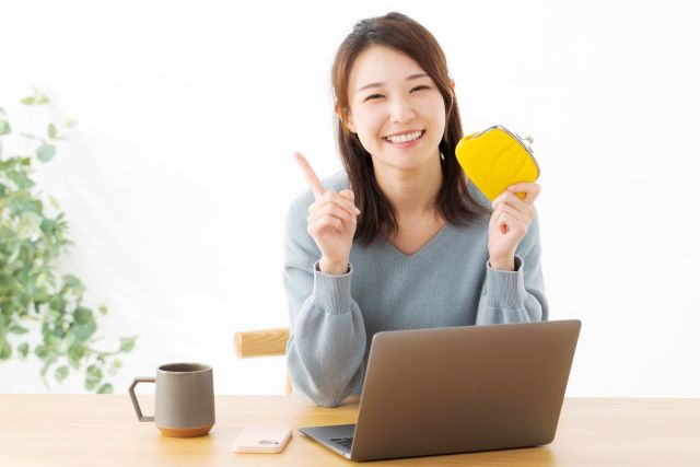 費用を抑えるコツを紹介する人