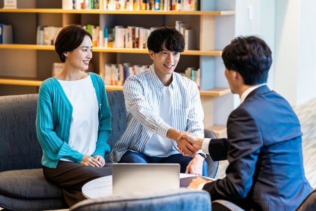 握手を交わす貸主と賃貸管理会社の担当者