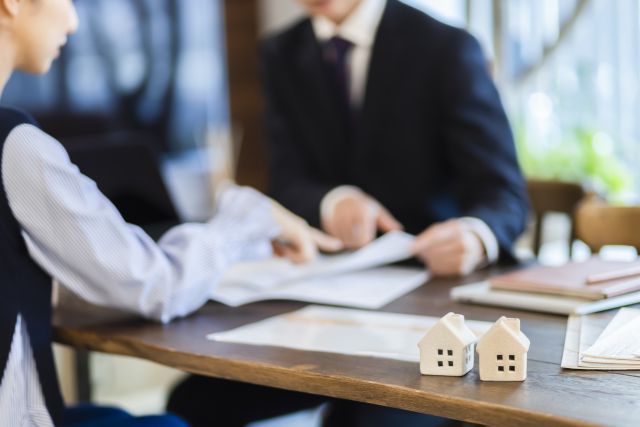 書類を見ながら話し合う借主と賃貸管理会社の担当者