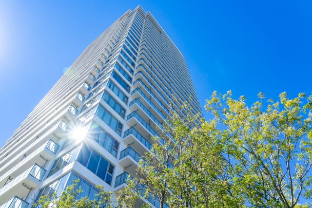 青空とタワーマンション