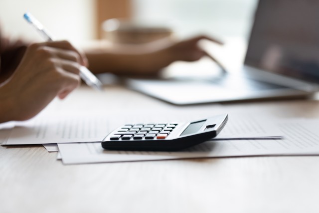 仲介手数料を計算する様子