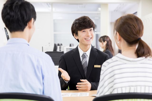 不動産会社の担当者