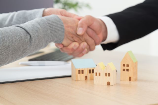 賃貸借契約を結ぶ握手