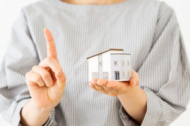 賃貸借契約のチェックポイントを説明する人