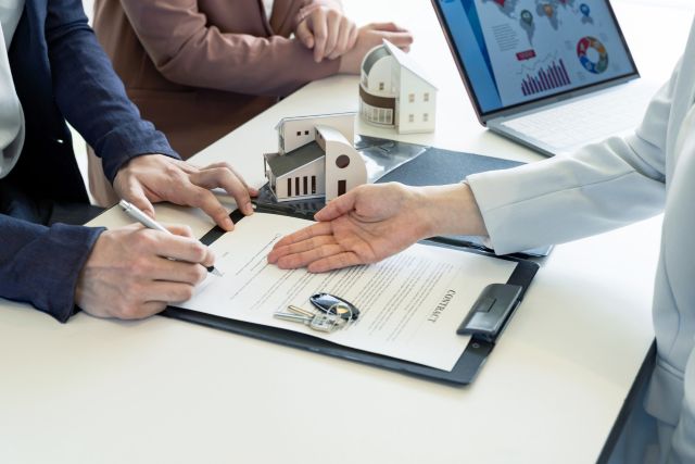 重要事項説明書に署名をする人