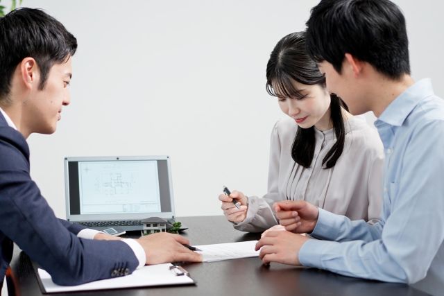 賃貸借契約書を確認する人