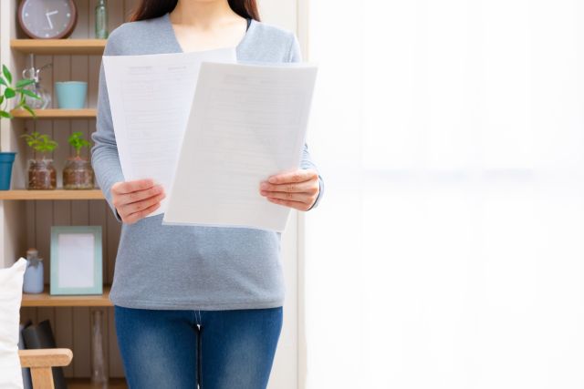 必要書類を確認する人