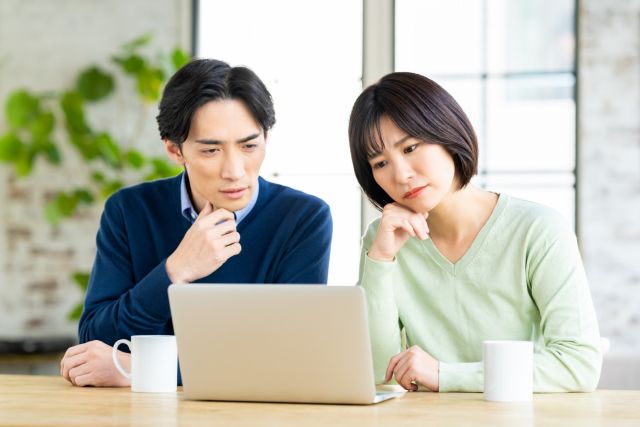 マンションの相場を調べる夫婦