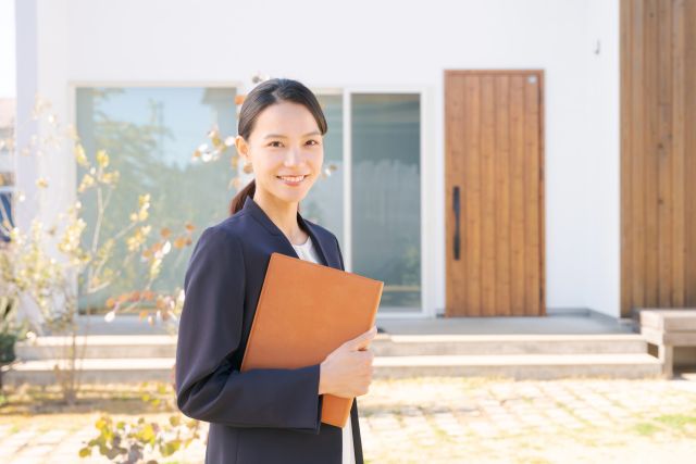 訪問査定をする不動産会社の担当者