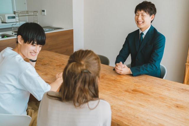 笑顔でやりとりする不動産会社の担当者