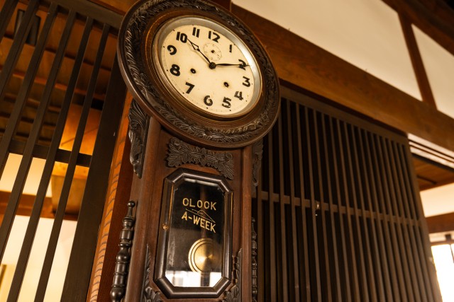 解体前の古い家の時計