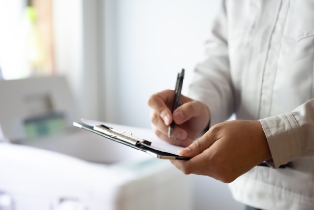 残置物や修繕箇所を確認する人