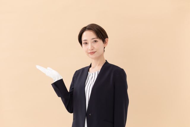 不動産買取の流れを説明する担当者