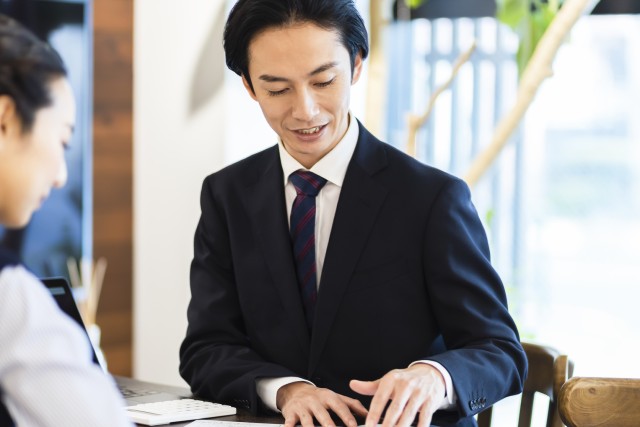 不動産買取で必要な書類を確認する様子