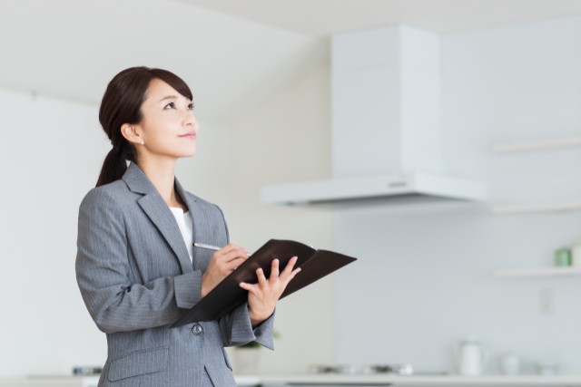 不動産を査定している担当者