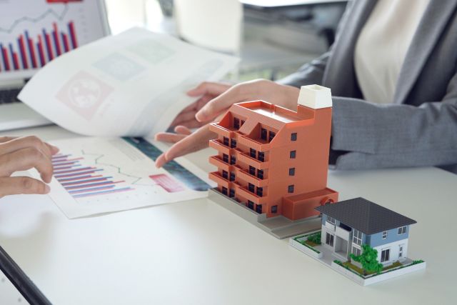 地代の相場を話している様子