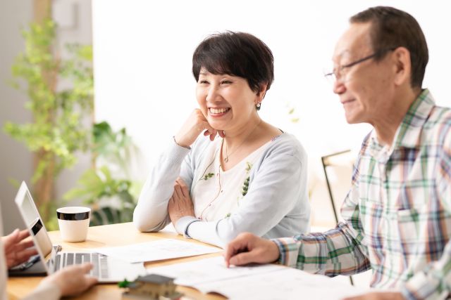 私道の売却を不動産買取業者に依頼する夫婦