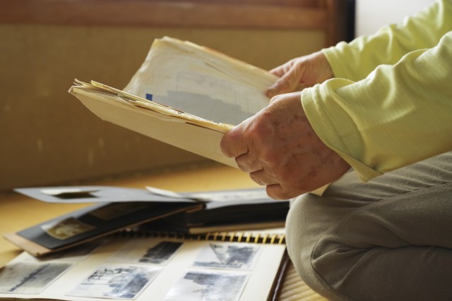 実家じまいで思い出に浸る人